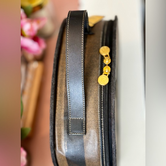CUSTOMER APPRECIATION GIFT 💝 Vintage Fendi Cosmetic Case - Picture 7 of 13